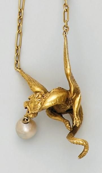 COLLIER en or jaune composé d'une chaînette retenant un dragon en or jaune ciselé serti d'une perle probablement fine en pampill