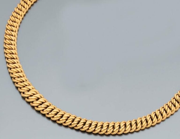 COLLIER en or jaune partiellement ciselé, maille gourmette torse, en chut