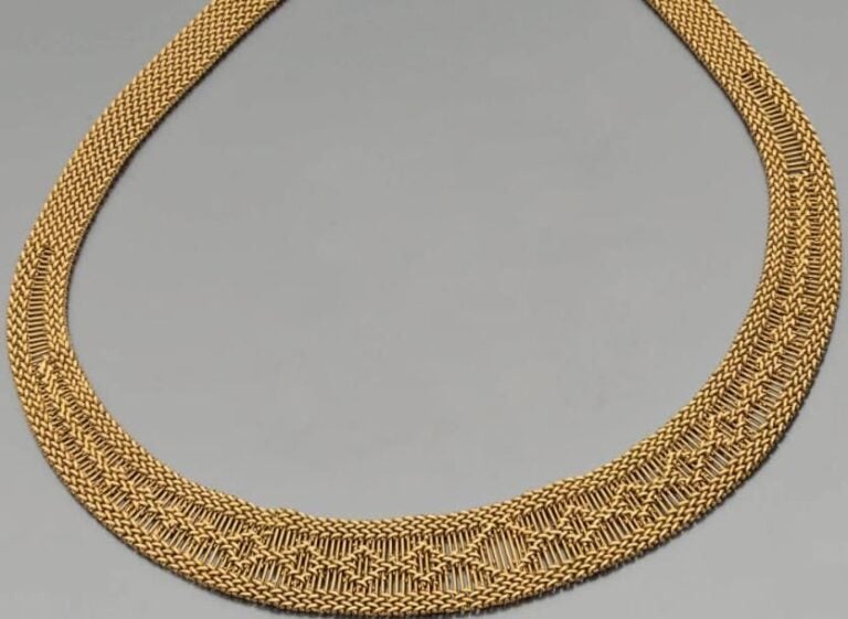 COLLIER en or jaune tressé et ajouré à motifs géométriques, en chut