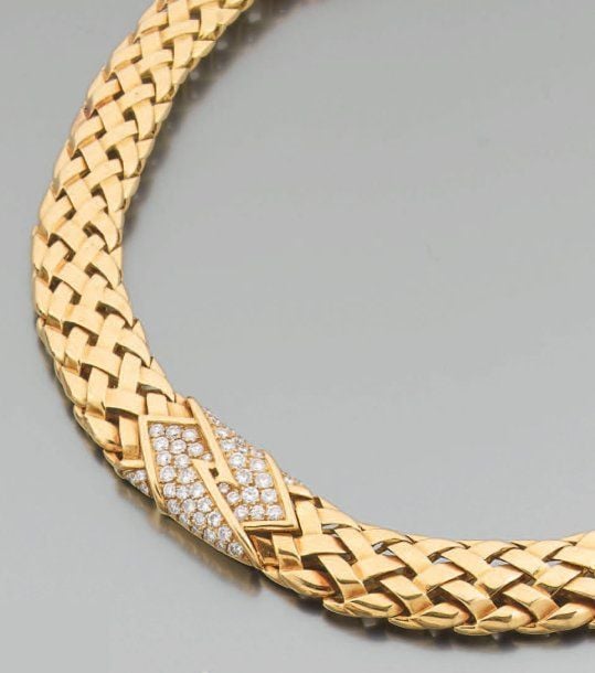 COLLIER en or jaune tressé et ajouré et partiellement pavé de diamants taille brillan