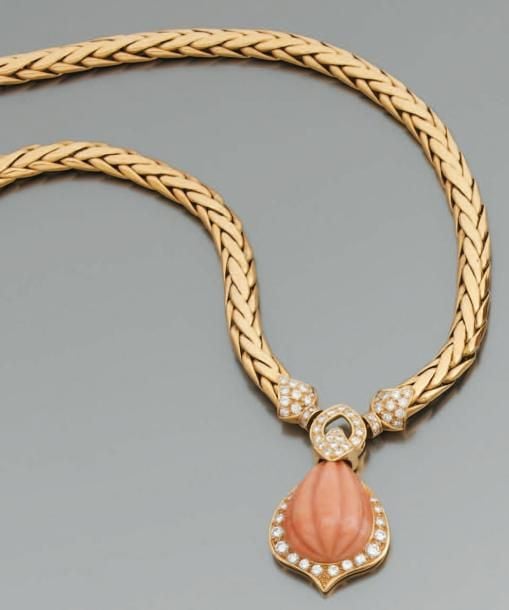 COLLIER en or jaune tressé serti d'une goutte de corail godronné et de diamants taille brillan