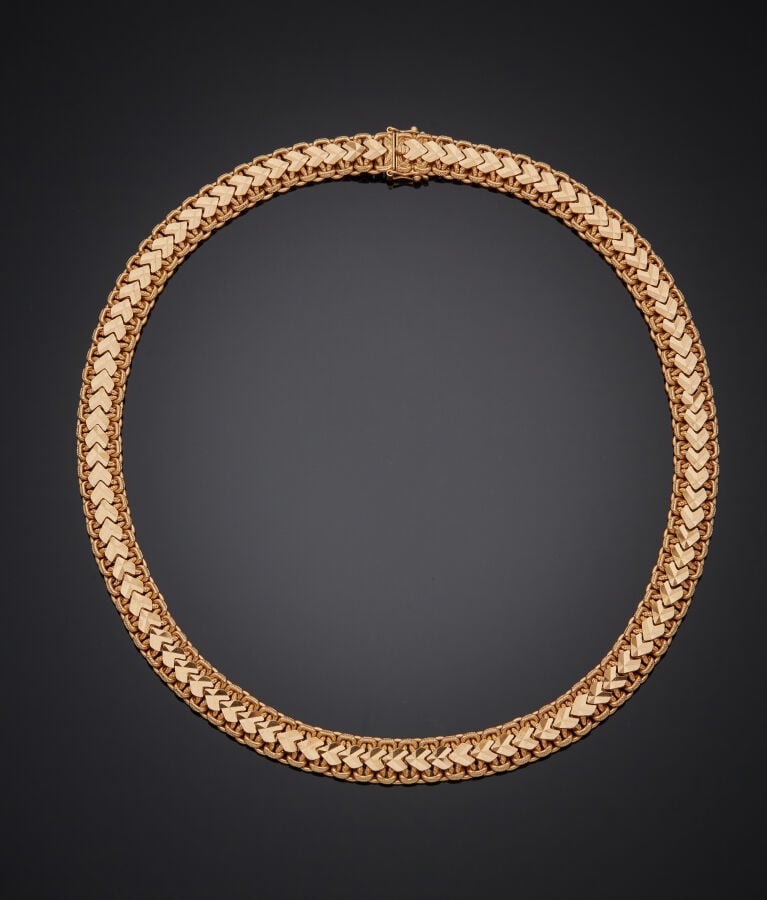 COLLIER en or rose (750‰) ciselé rehaussé de motifs "coeurs" facettés. - Travai…