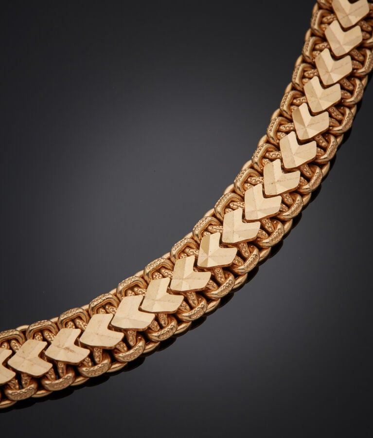 COLLIER en or rose (750‰) ciselé rehaussé de motifs "coeurs" facettés. - Travai…