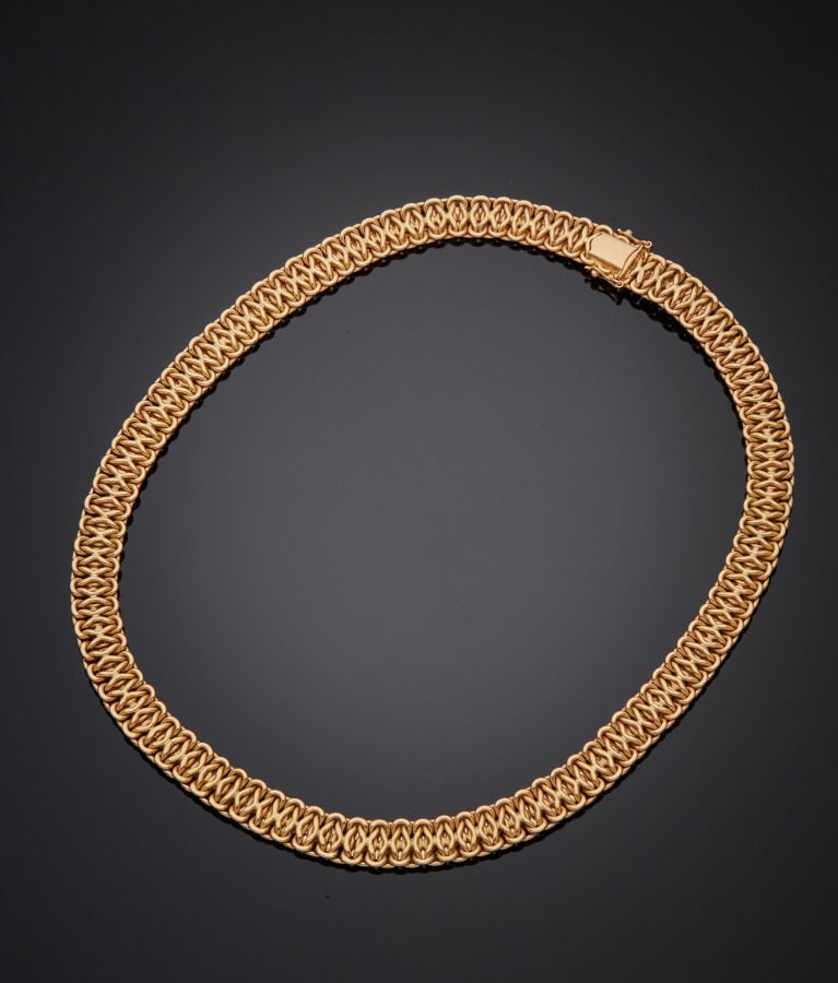 COLLIER en or rose (750‰) ciselé rehaussé de motifs "coeurs" facettés. - Travai…