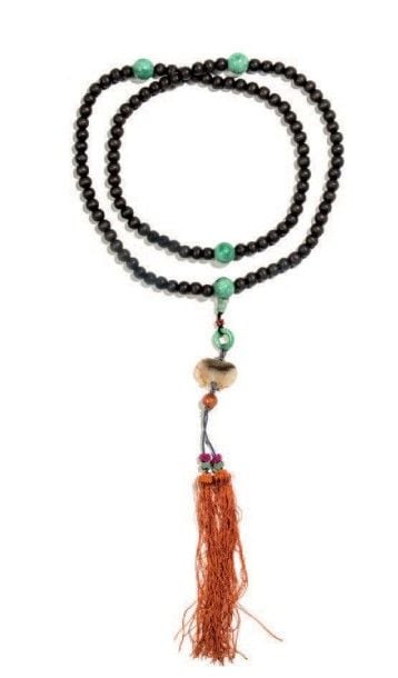 Collier en perles de bois de santal et jadéite avec pendentif en jade beige en forme de deux sapèque