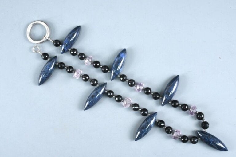 Collier en perles de dumortiérite, améthyste facettée, et perles de jai