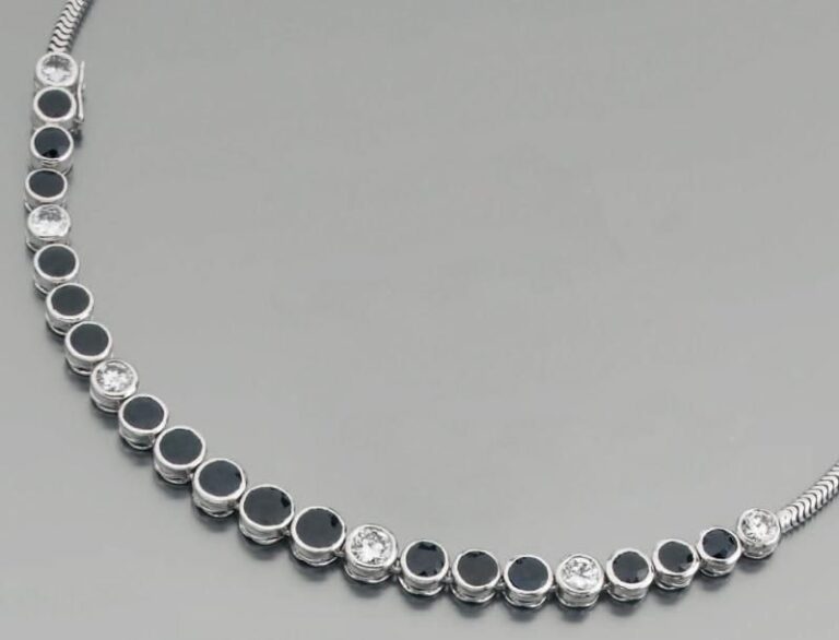 COLLIER en platine et or gris composé d'une chaîne tubogaz partiellement serti de saphirs et de diamants taille brillan