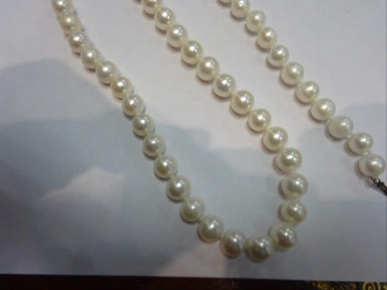 COLLIER et bracelet de perles de culture d'eau douce de couleur blanch