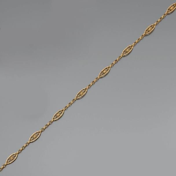 COLLIER et BRACELET en or jaune (750 millièmes) à maillons ovales ajouré