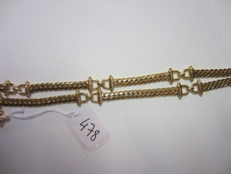 COLLIER et BRACELET en or jaune (750 millièmes) composé de maille gourmette plate alternée de motifs «étriers