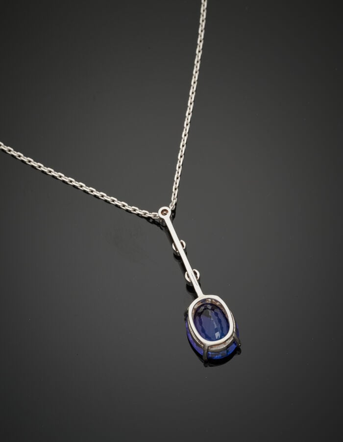 COLLIER et sa chaînette en or gris (750‰) retenant un pendentif serti de trois…