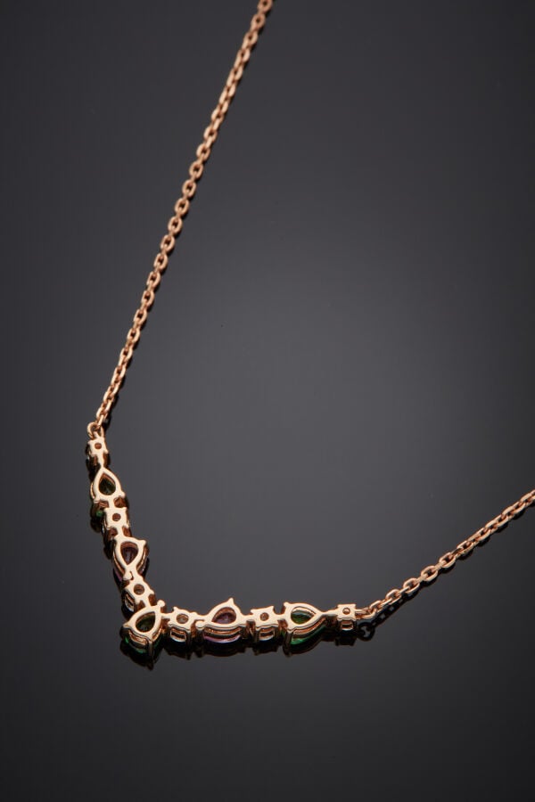 COLLIER fin composé d'une chaînette en or rose (750‰) serti d'un alignement de…