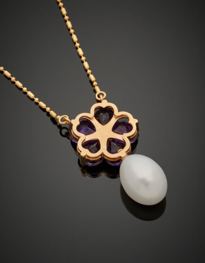 COLLIER "fleur" en or jaune (750‰) composé d'une chaînette retenant cinq améthy…
