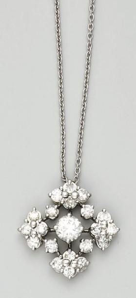 COLLIER «flocon de neige» en or gris composé d'une chaîne retenant un pendentif serti de diamants taille brillant, dont un au centre plus importan