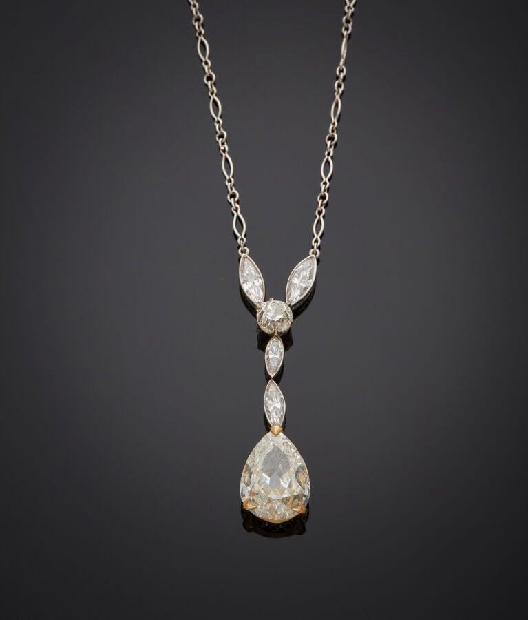 COLLIER « goutte » en platine (min.800‰) et or jaune (750‰) serti de diamants t…