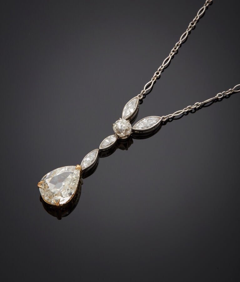COLLIER « goutte » en platine (min.800‰) et or jaune (750‰) serti de diamants t…