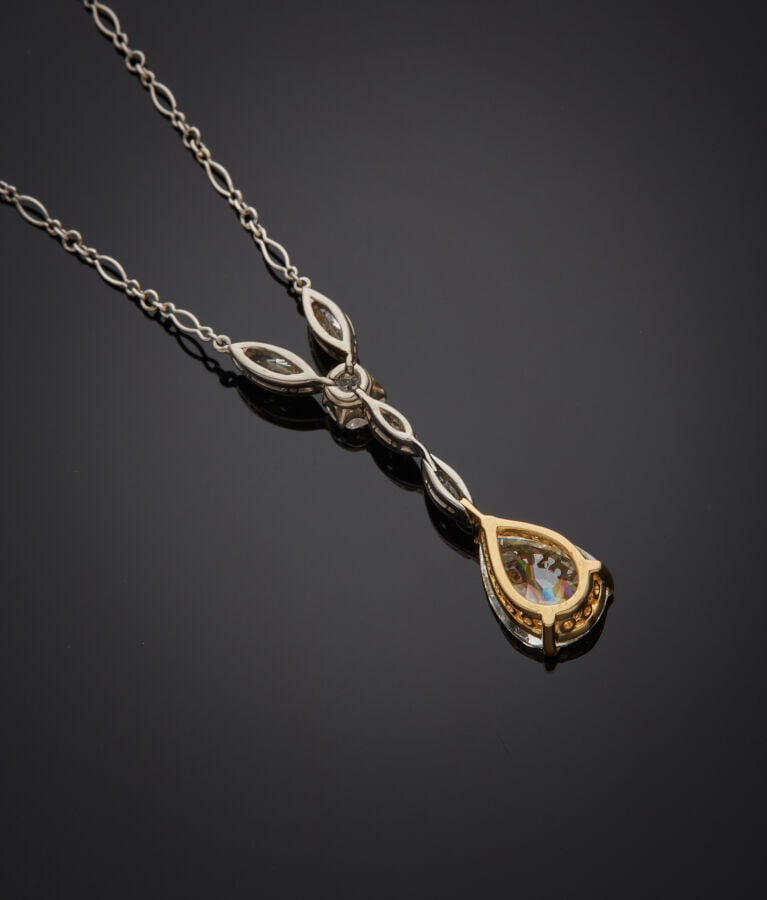 COLLIER « goutte » en platine (min.800‰) et or jaune (750‰) serti de diamants t…
