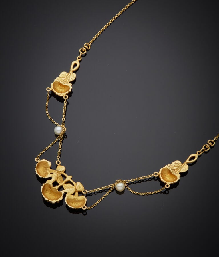 COLLIER "hortensias" en or jaune (750‰) ajouré, ciselé, sculpté, orné de deux p…