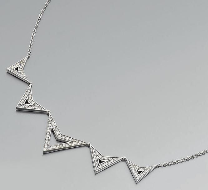 COLLIER « Jerry Hall » en or gris ajouré serti de diamants taille brillant à motifs géométriques sur une chaînette, en chut