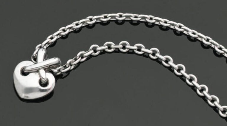 COLLIER « Lien » en or gris retenant un PENDENTIF « coeur » en or gri