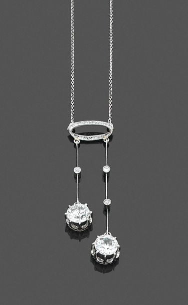 •COLLIER «négligé» en platine (950‰) serti de diamants taille ancienne dont deux plus important