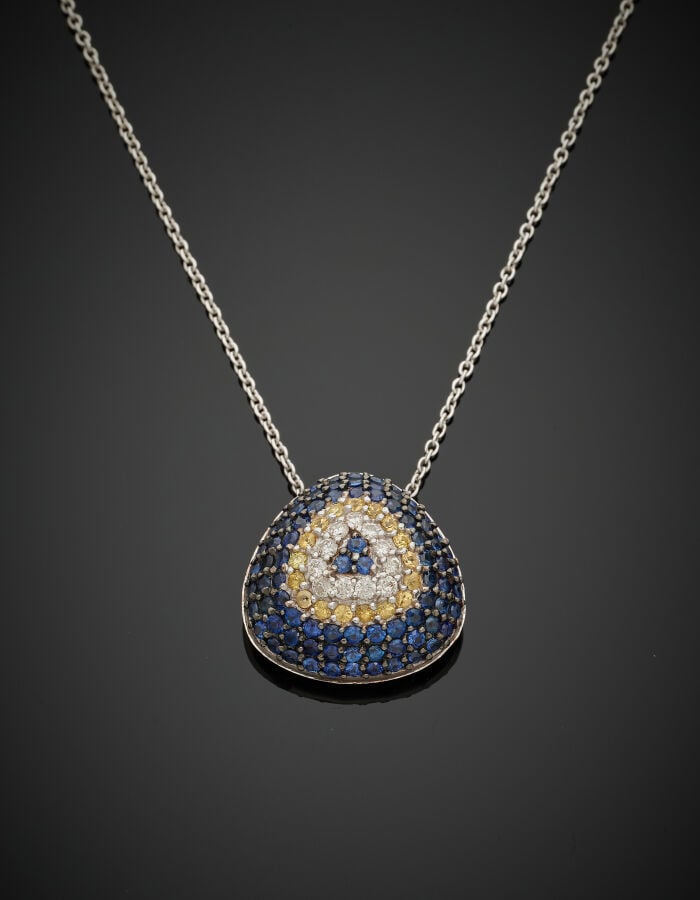 COLLIER "oeil" en or gris (750‰) ajouré de volutes, serti de diamants blancs et…