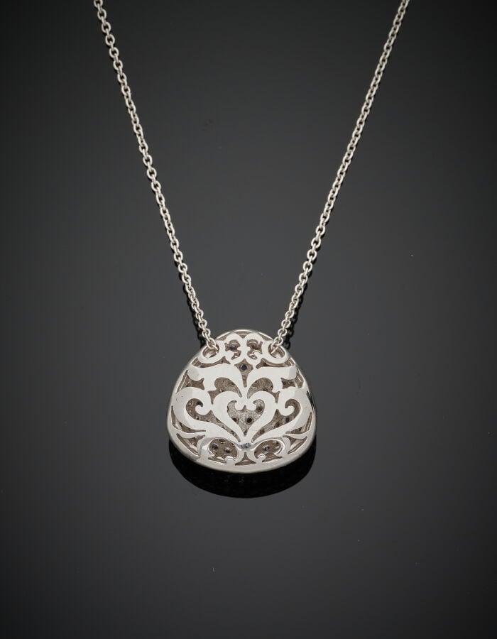 COLLIER "oeil" en or gris (750‰) ajouré de volutes, serti de diamants blancs et…
