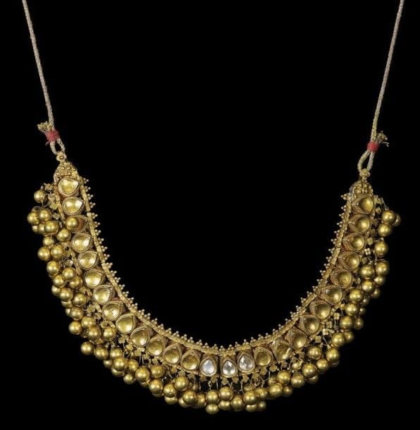 Collier Or fourré à la résine, pierres Inde du Sud, Fin du XIXe - Début du XXe siècle Longueur: 20 cm