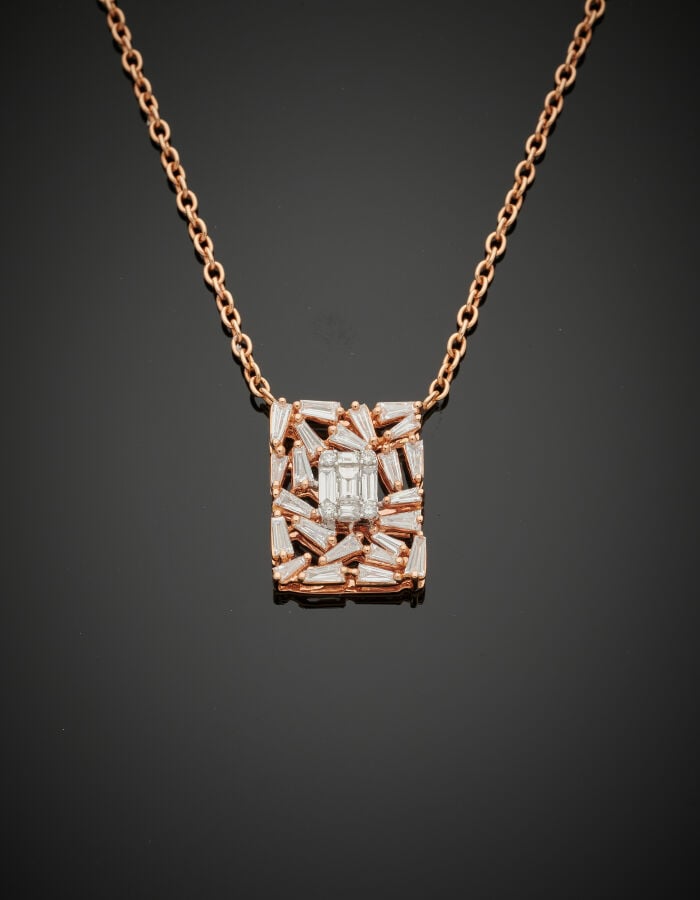 COLLIER or rose (750‰) composé d'une chaînette retenant un motif rectangulaire…