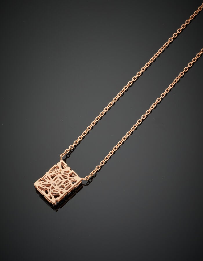 COLLIER or rose (750‰) composé d'une chaînette retenant un motif rectangulaire…