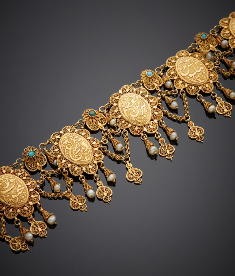 COLLIER oriental "draperie" en or jaune (750‰) ajouré, filigrané, orné de perle…