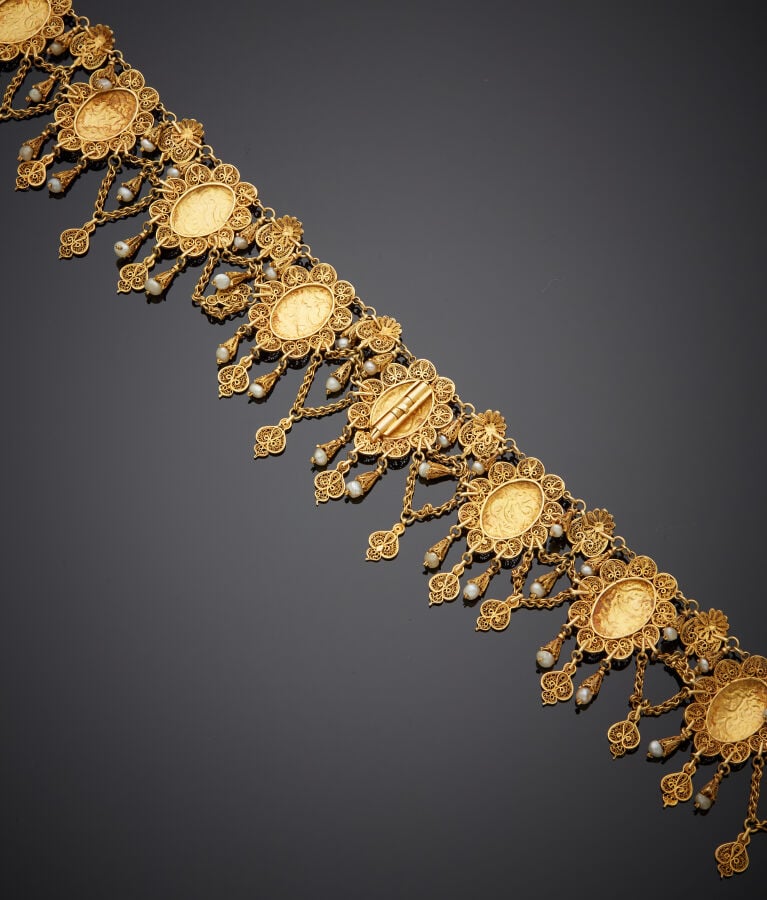 COLLIER oriental "draperie" en or jaune (750‰) ajouré, filigrané, orné de perle…