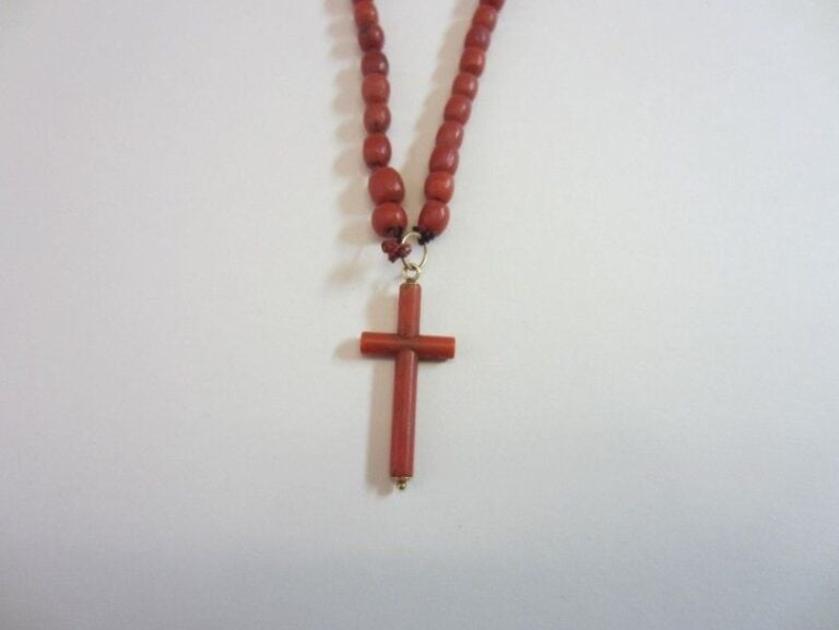 COLLIER ou CHAPELET composé d'un rang de perles de corail retenant une croi