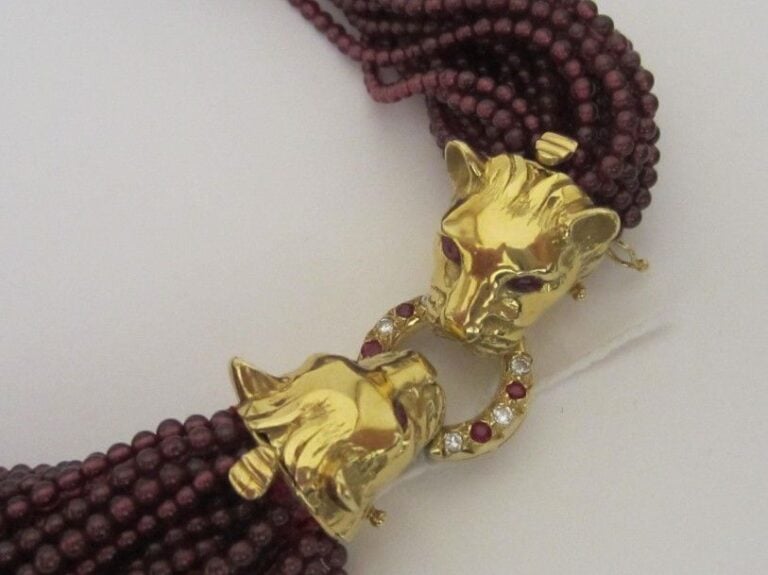 COLLIER «panthères» composé de 33 rangs de petites perles de tourmaline