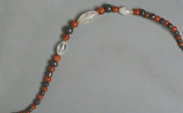 COLLIER Perles de cornaline, d'hématite et trois fusaïoles en crista