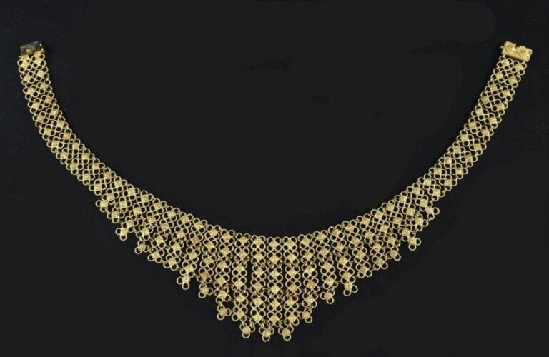 Collier «résille» ou «dentelle» en chute en or (poinçon hibou), constitué de petits anneaux imbriqué