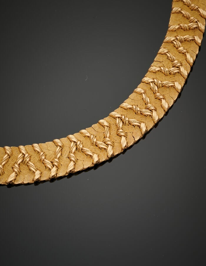 COLLIER rigide en or (750‰) articulé, partiellement amati et torsadé, à décor d…