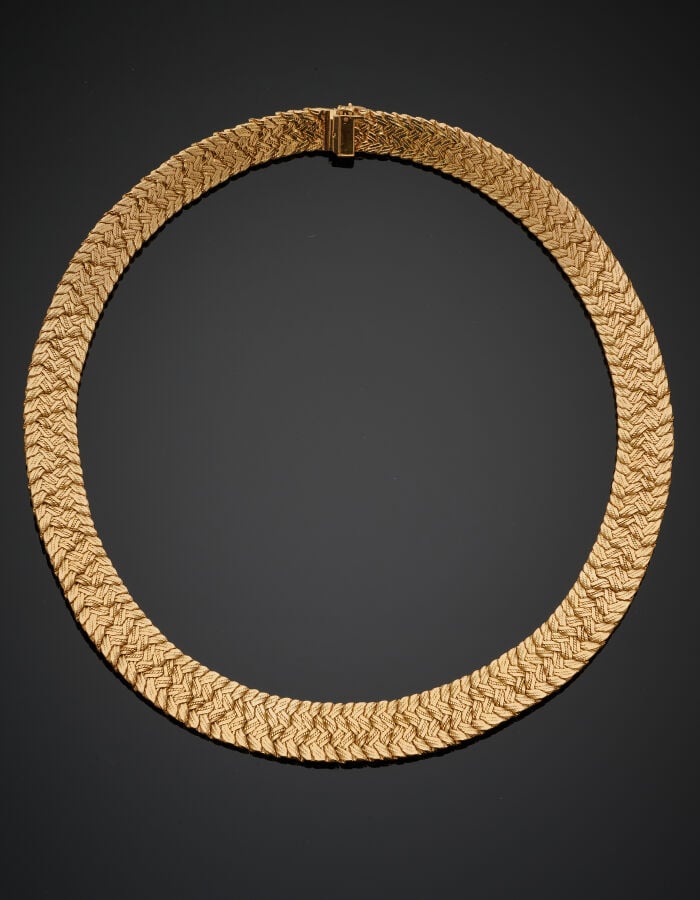 COLLIER rigide en or (750‰) articulé, partiellement amati et torsadé, à décor d…
