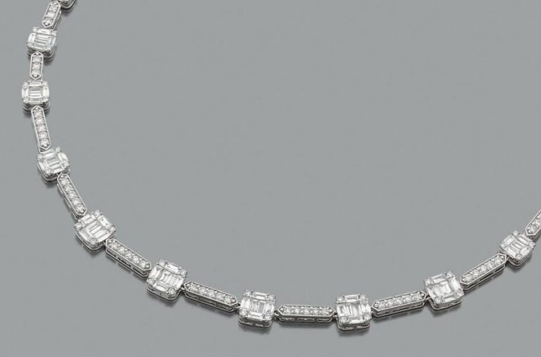 COLLIER rivière en or gris (750 millièmes) serti de diamants taille brillant et baguette, composé de 24 motifs rectangulaire