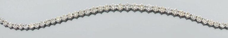 COLLIER « rivière » en or gris articulé serti de diamants de taille brillant, en chut