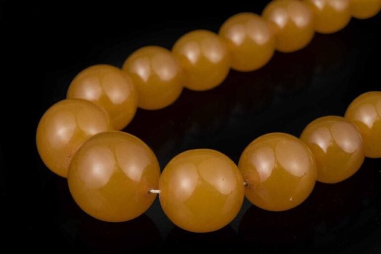 COLLIER / ROSAIRE DE PERLES D'AMBRE EN CHUTE Travail probable des années 1930/1940 Fermoir vis plastiqu