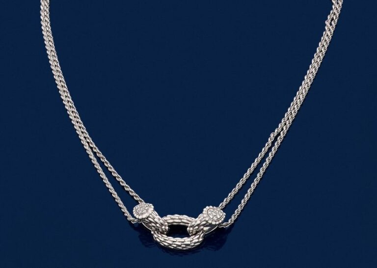 COLLIER «Serpent Bohème» en or gris (750 millièmes) et sa double chaînette à maille enroulée, centré d'un élément à motifs d'écaille, les extrémités pavées de diamants taille brillan