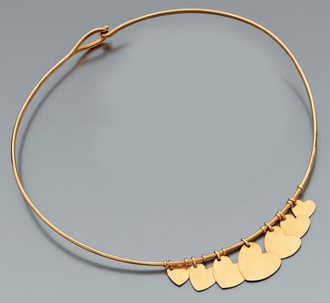 COLLIER torque en or jaune, modèle «Coeur léger» retenant sept coeurs mobiles en or repercé, en chut