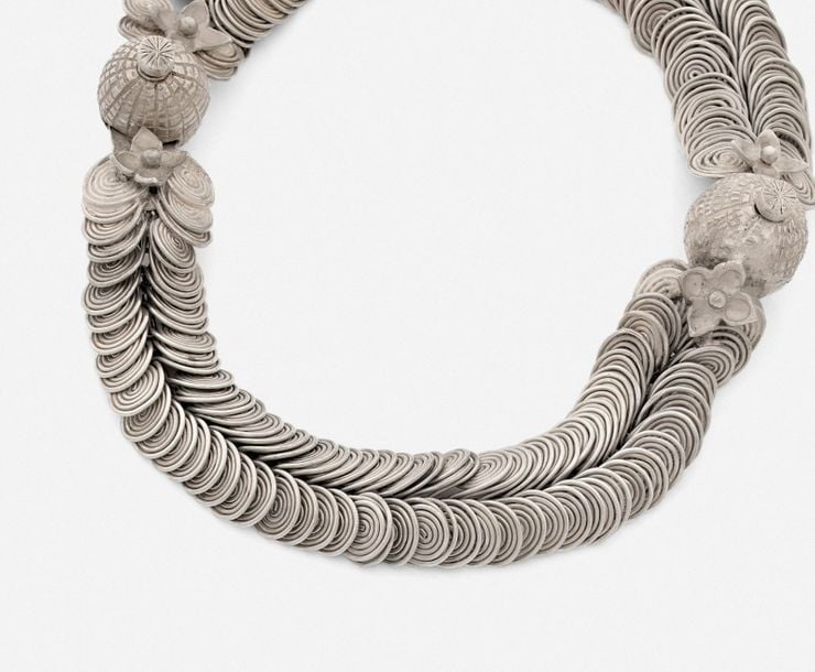 COLLIER «volutes» en argent (925 millièmes) modifiable en trois BRACELETS, à motifs de volute
