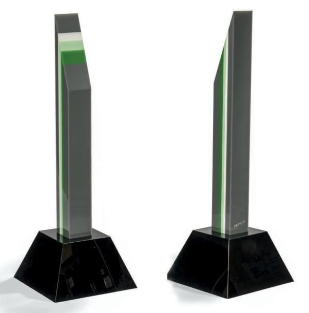 Colonne à trois bandes verticales vert fonçé, vert clair et blanche sur fond gris