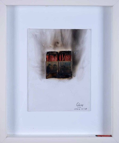 Combustion d'allumettes Boîte d'allumettes brûlée sur papier / sculpture-collage