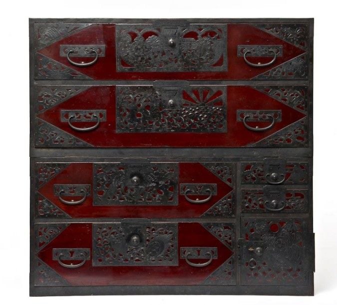Commode à deux corps de couleur brun-rouge foncé (ishodansu) de l'île de Sad