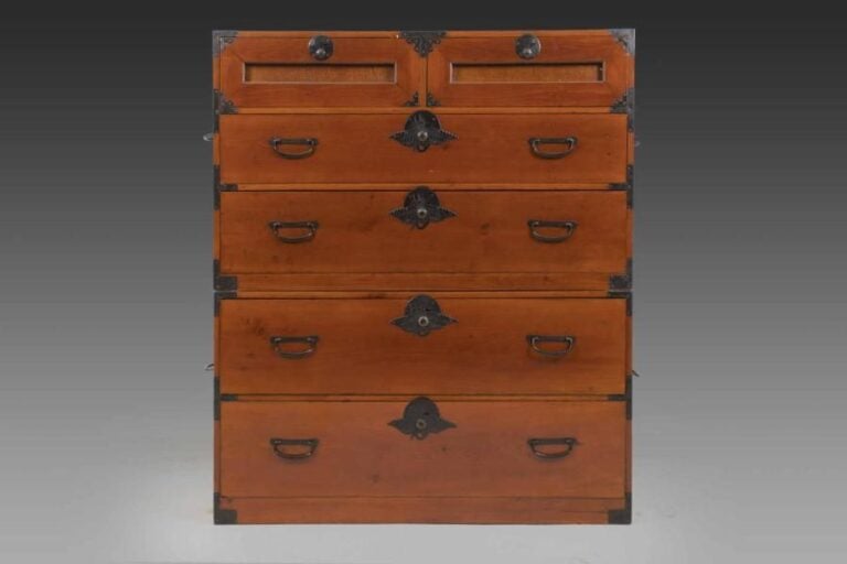 COMMODE A DEUX SECTIONS, ISO DANSU Japon, Epoque XIXe siècle, Période Meiji A deux sections amovibles se superposant, l'inférieure ouvrant à deux tiroirs, la supérieure à quatre tiroirs sur trois rang