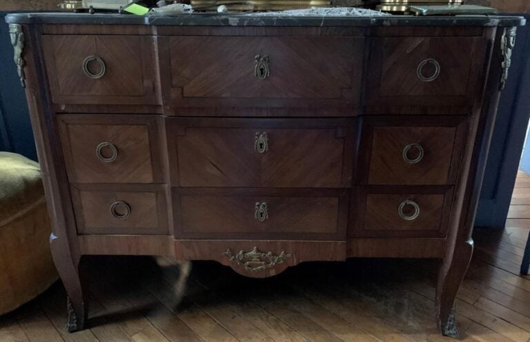 Commode à ressault central en bois de placage à décor marqueté en feuille dans des filets d'encadremen
