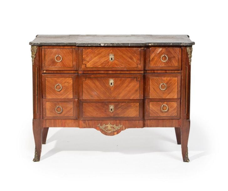• Commode à ressaut central en bois de placage à décor marqueté en feuille dans des filets d'encadremen